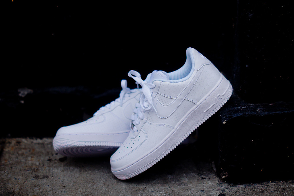 nike-air-force-1-low-white-microperf-51